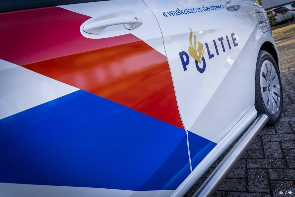 Auto rijdt pand Roosendaal binnen, geen gewonden
