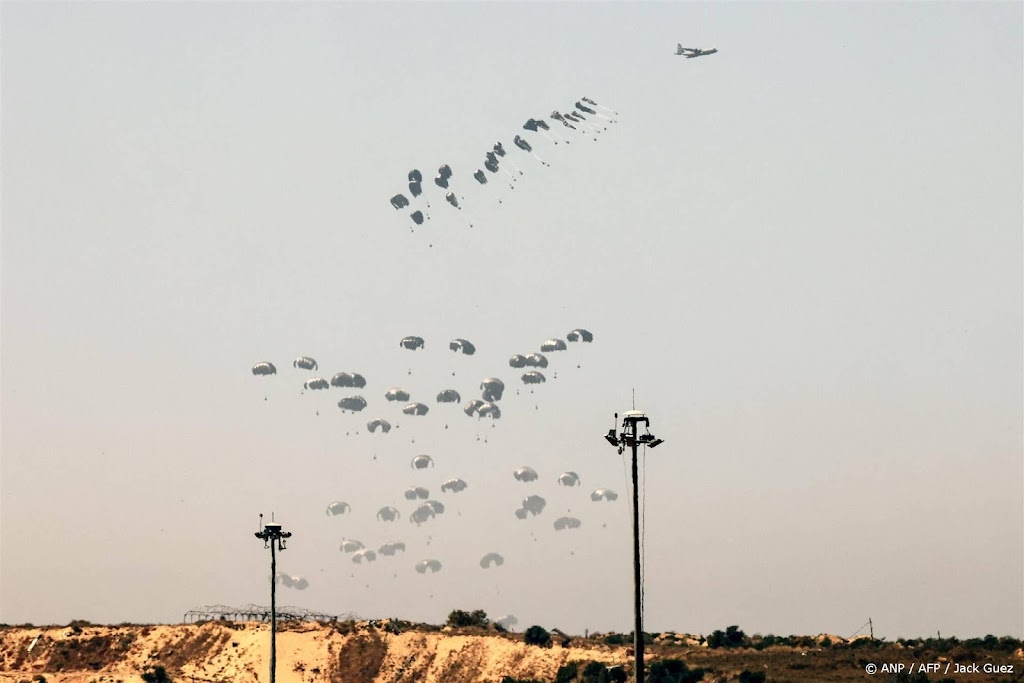 Defensie gooit opnieuw voedselpakketten af boven noorden van Gaza