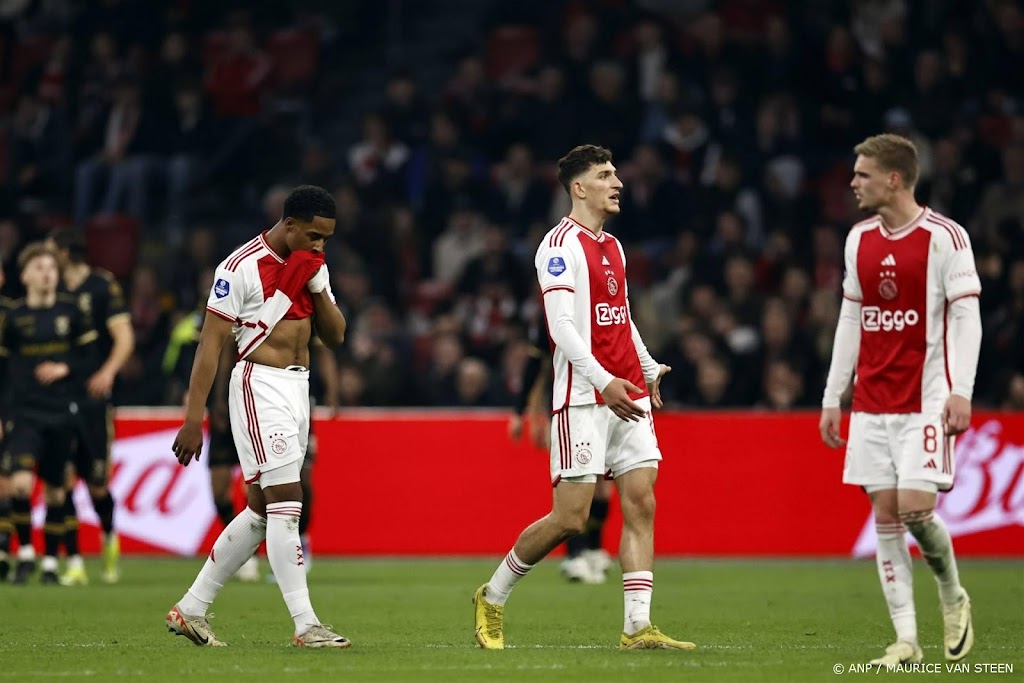 Ajax verspeelt in blessuretijd zege op Eagles 