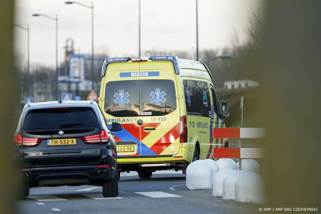 Auto met vier kinderen op zijn kant, bestuurder steekt man neer