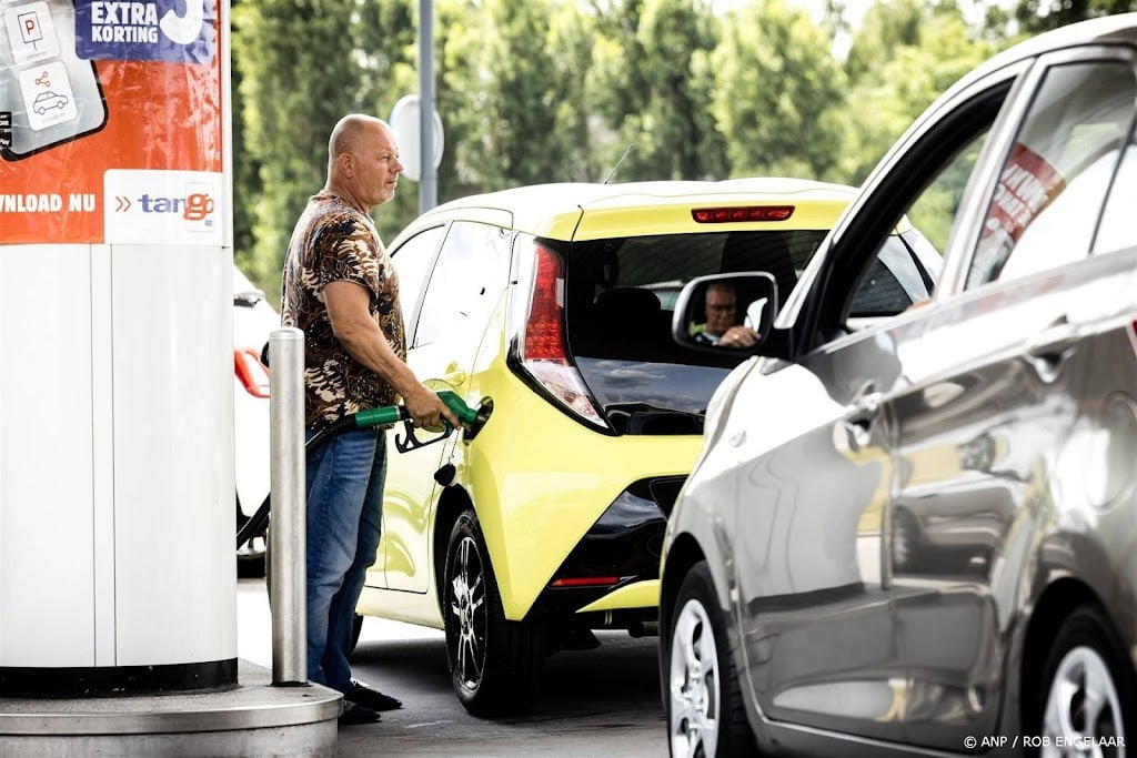 Tanken in Nederland goedkoper door dalende olieprijzen