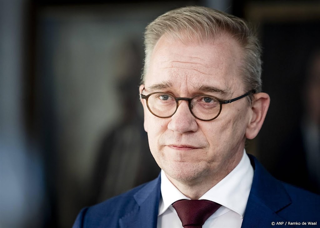 Omroepen en NPO 'overvallen' door plannen Bruins voor NTR