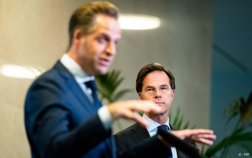 Kabinet praat over verplichte mondkapjes in ov en opening kappers