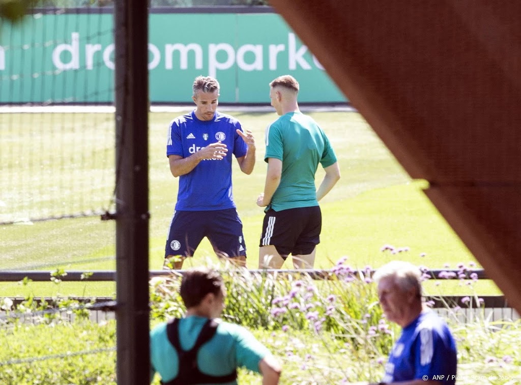 Van Persie officieel in dienst bij Feyenoord als trainer