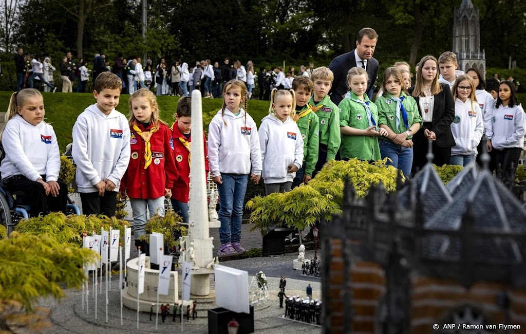 Meer dan 6000 kinderen volgen Kinderherdenking in Madurodam