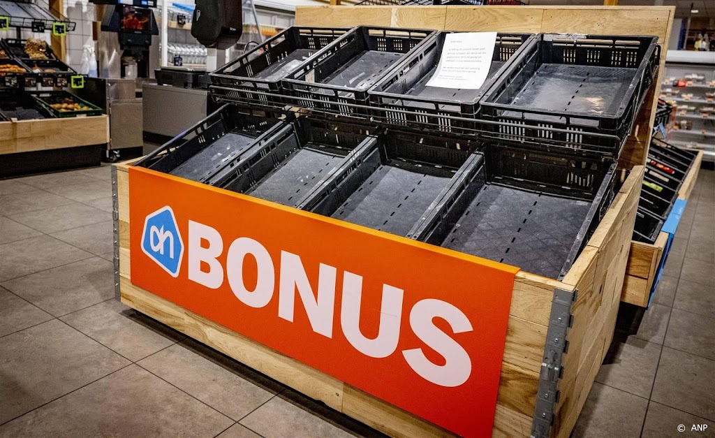 Medewerkers Albert Heijn druk bezig met bevoorraden supers