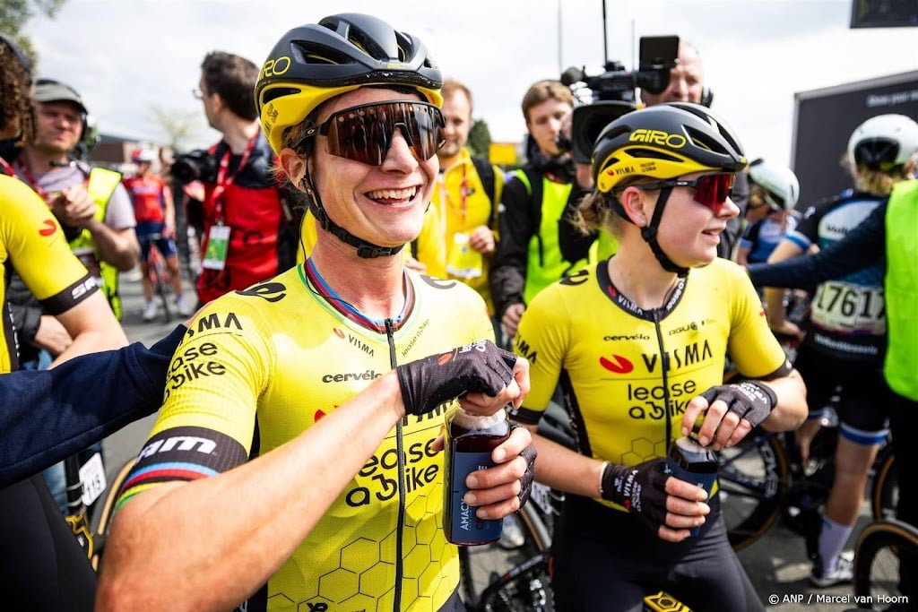 Vos wint zevende etappe in Vuelta, Vollering houdt leiding