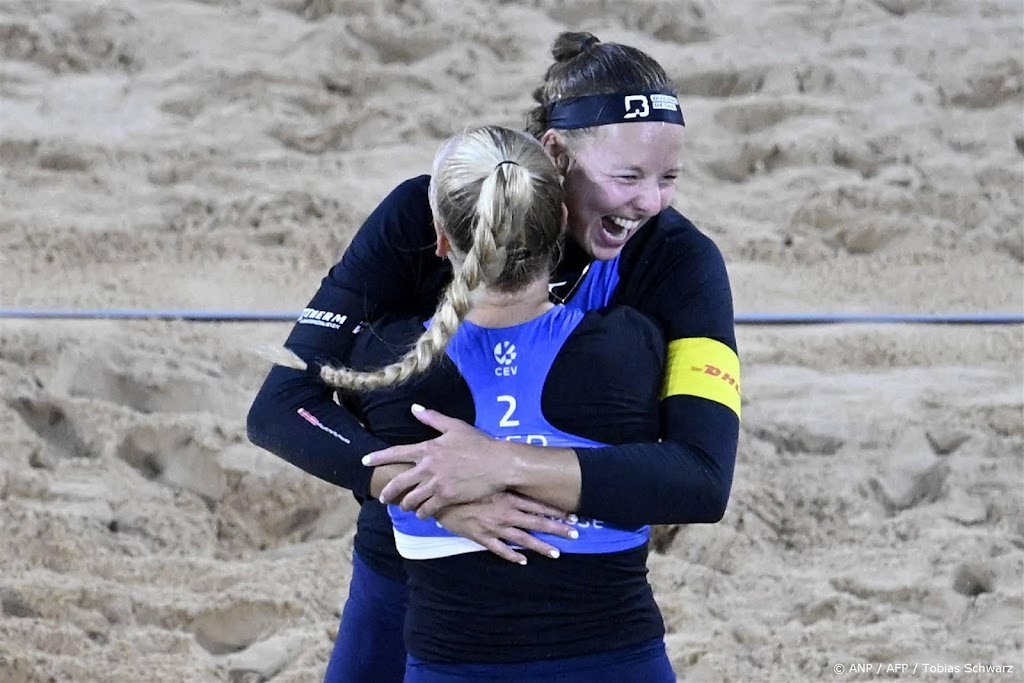 Beachvolleybalsters Stam en Schoon naar halve finales in Brasilia