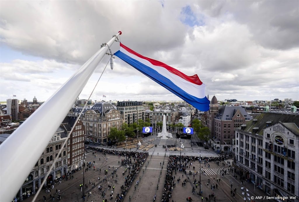 Honderden mensen verzamelen zich op de Dam voor herdenking 