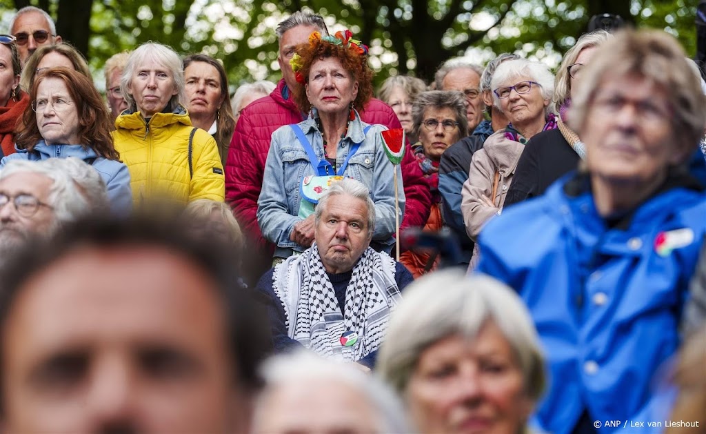 Alternatieve dodenherdenking in Den Haag druk bezocht