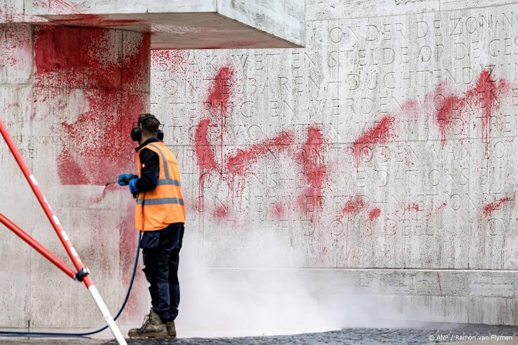 Monument op de Dam weer schoon na bekladding