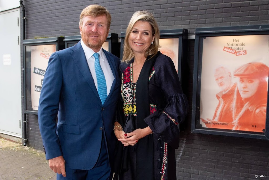 Koning en koningin feliciteren geslaagde examenkandidaten