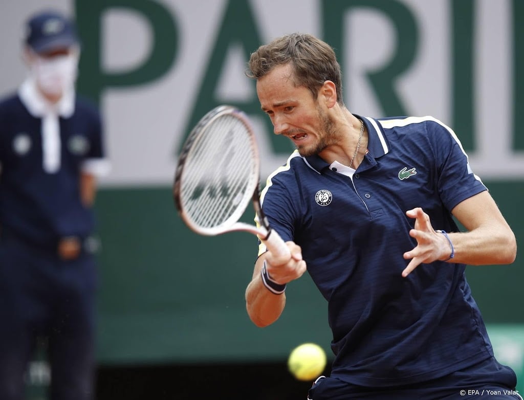 Tennisser Medvedev overtuigend naar vierde ronde Roland Garros