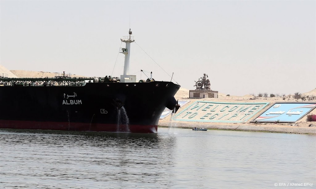 Egypte zet sleepboten in voor tanker met pech in Suezkanaal