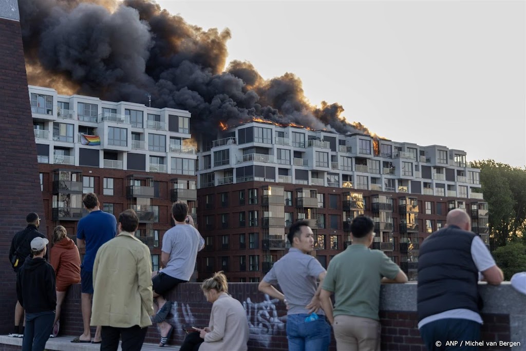 Bijeenkomst voor bewoners na brand appartementencomplex Amsterdam