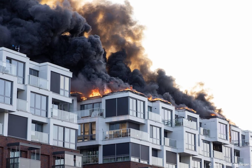 Appartementencomplex Amsterdam onbewoonbaar na brand