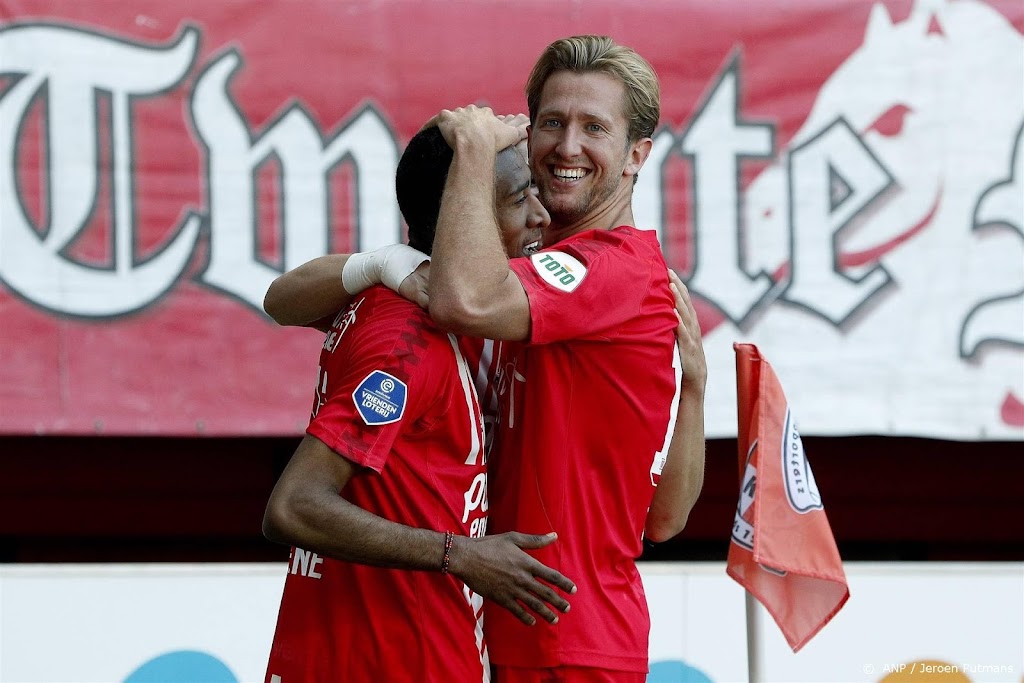 FC Twente laat sc Heerenveen kansloos en staat in finale play-offs