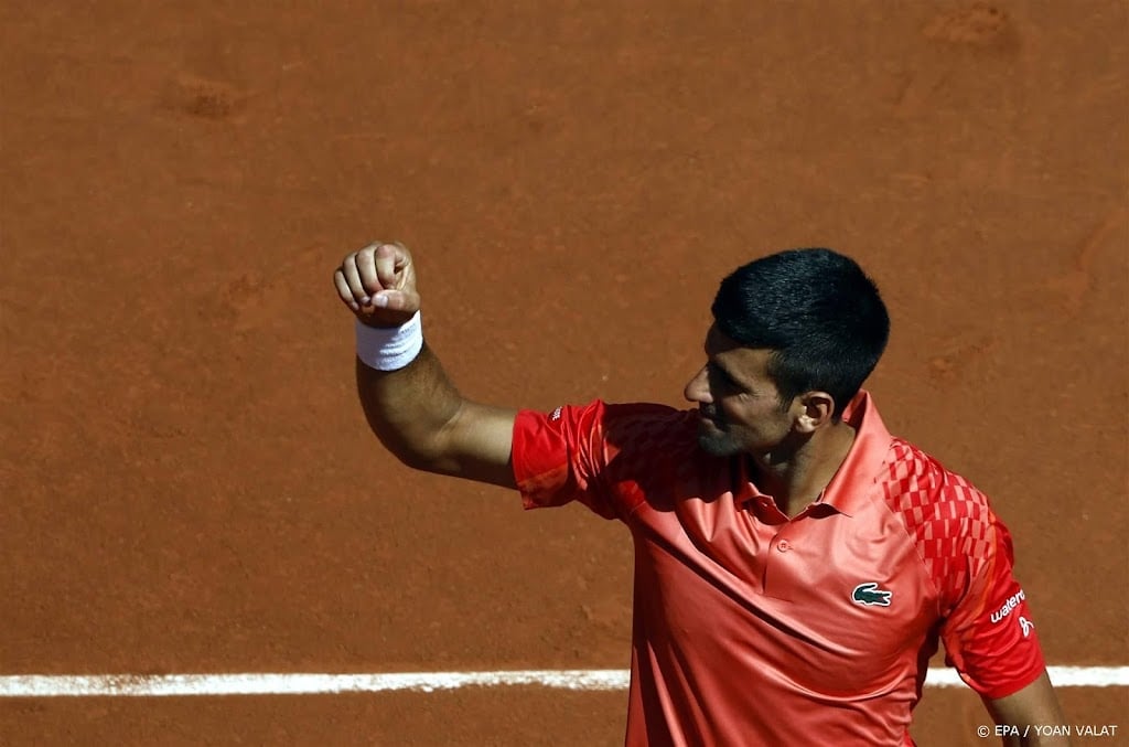 Djokovic in drie sets naar kwartfinales van Roland Garros 
