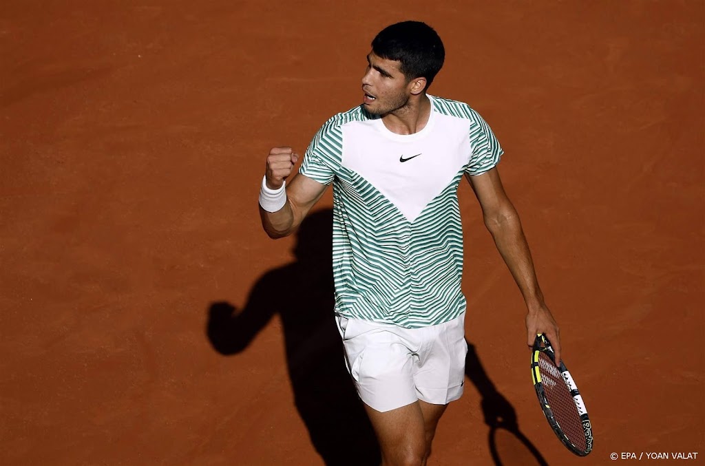 Tennisser Alcaraz overtuigend naar laatste acht in Parijs 