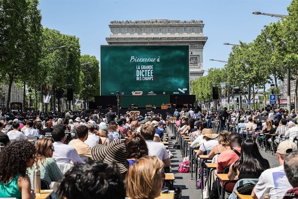 Meer dan 1700 bureaus op Champs-Élysées voor wereldrecord dictee