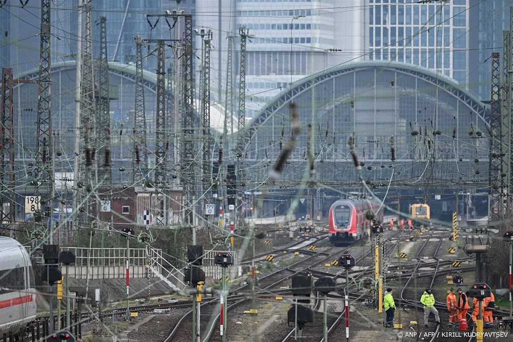 Duitsland steekt opbrengst verkoop Telekom-aandelen in spoor