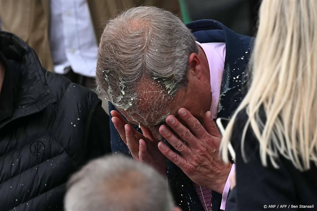 Farage krijgt drankje in gezicht gegooid bij campagnestart