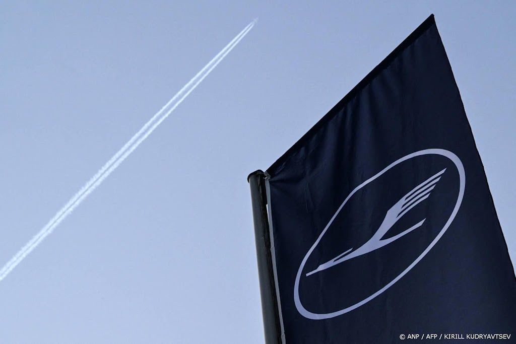 Boeing van Lufthansa zakt door voorwiel op vliegveld Frankfurt