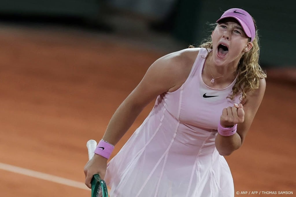 Andrejeva verslaat Kostjoek en bereikt finale op Roland Garros