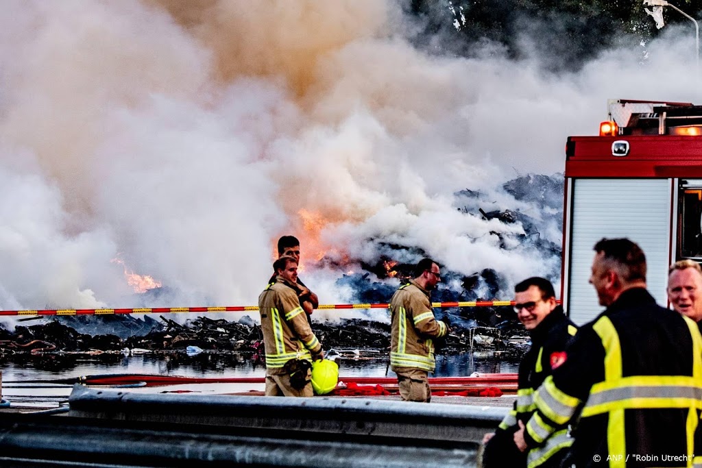 Brand op schip in Rotterdamse haven gaat nog uren duren