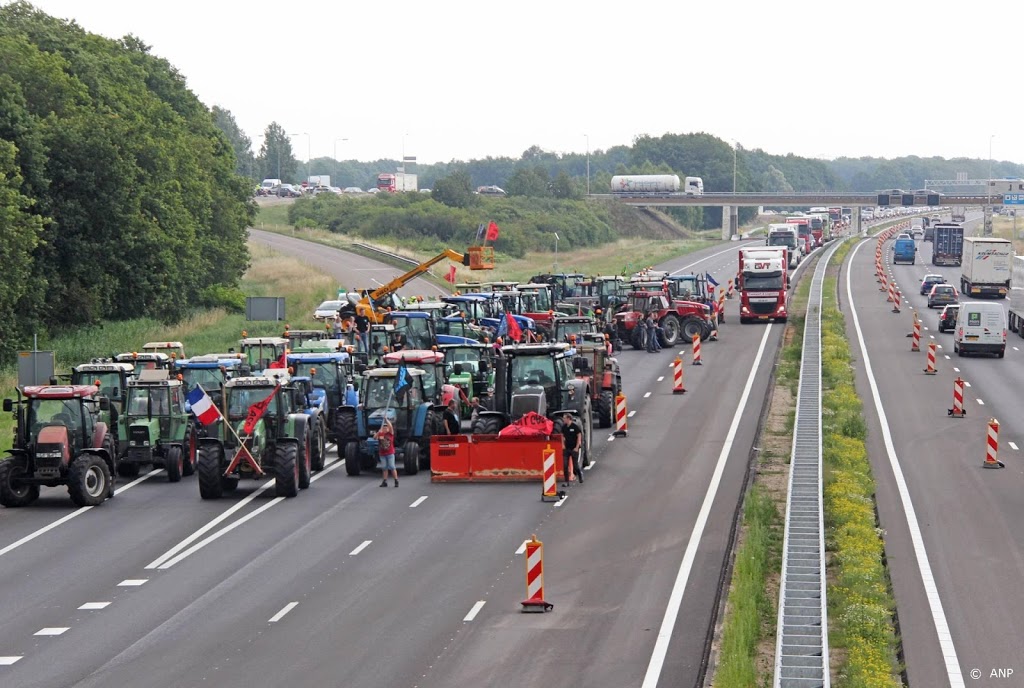 Boze boeren blokkeren distributiecentrum AH in Zwolle