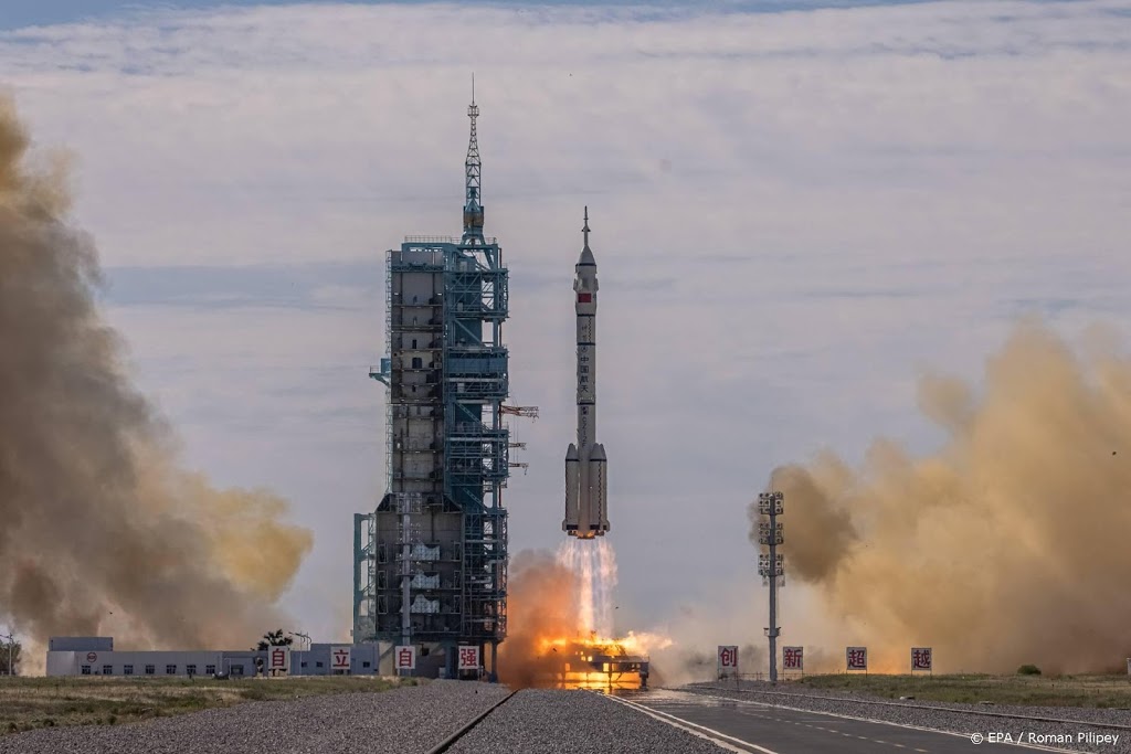 Astronauten Chinees ruimtestation maken eerste ruimtewandeling