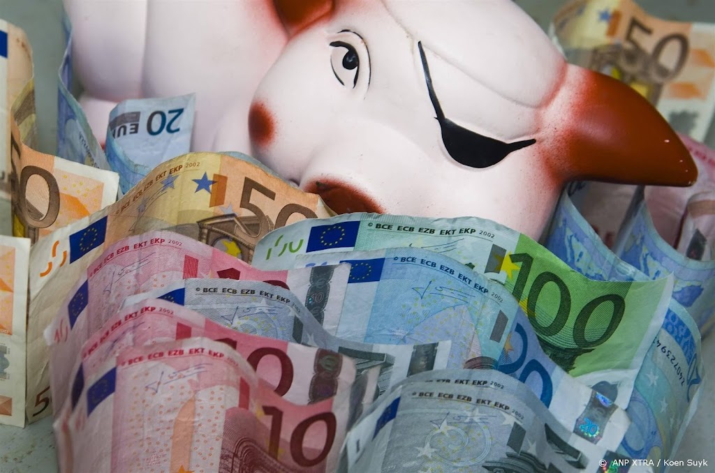 Huishoudens sparen meer door hogere lonen