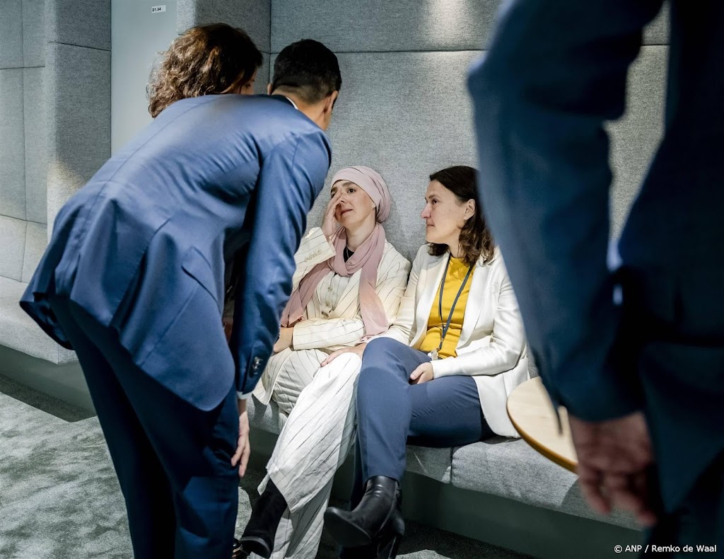Kamerlid Lahlah verdedigt dragen hoofddoek in hard debat