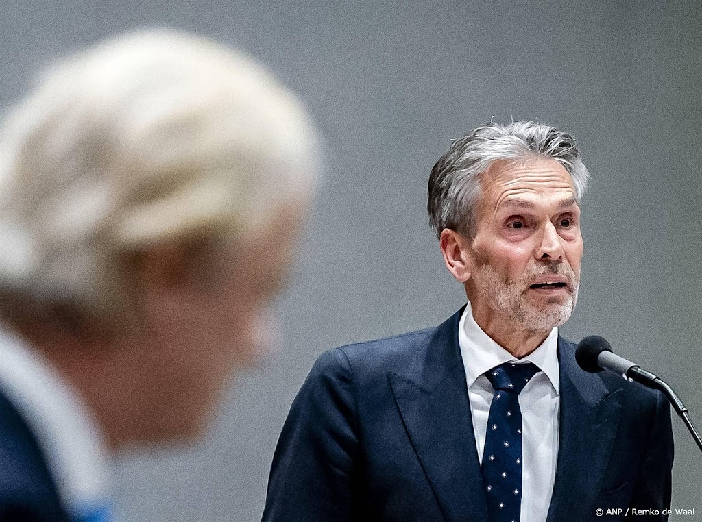 Bewindslieden moeten niet twitteren tijdens debatten, zegt Schoof