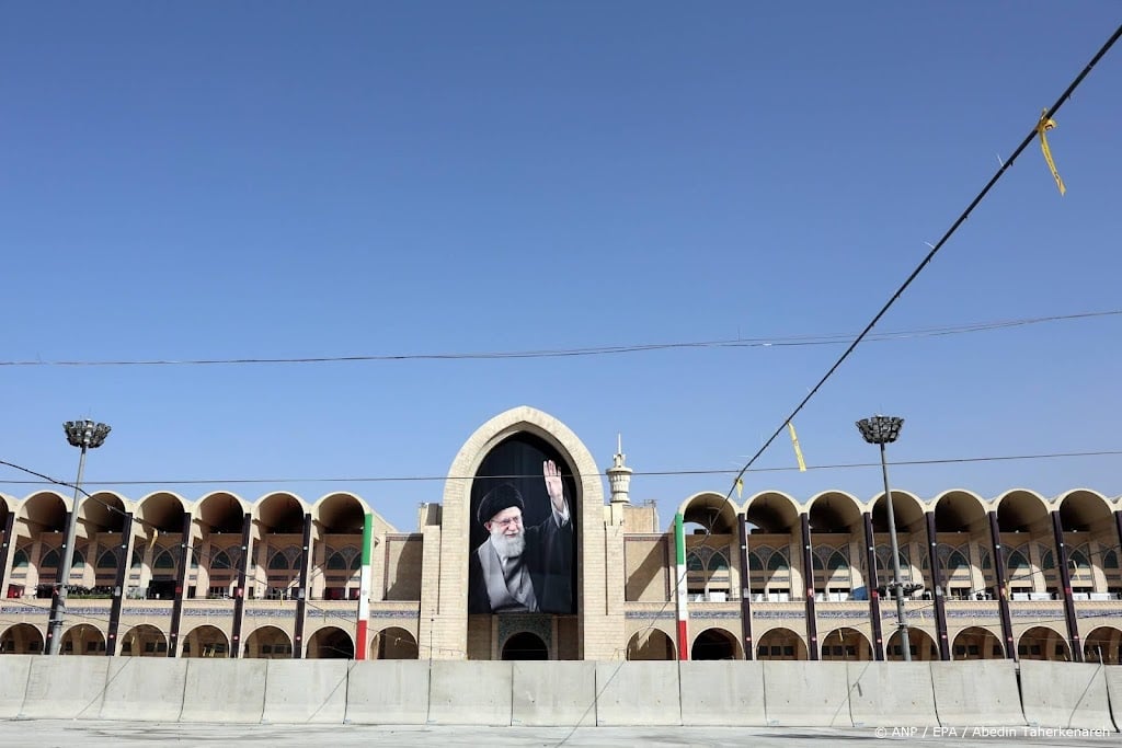 Lange rijen bij uitvaart ayatollah Khamenei