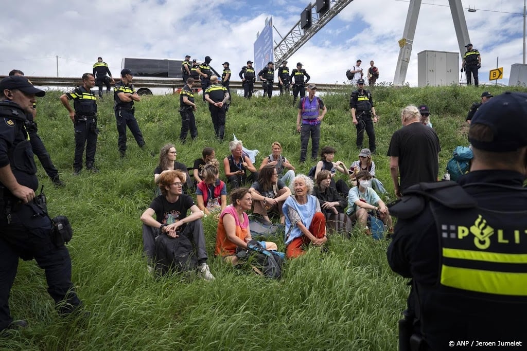 Klimaatdemonstranten XR proberen bij Laagraven A12 te betreden