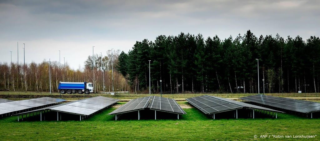 Netbeheerder: sluit zonneparken aan op 75 procent capaciteit