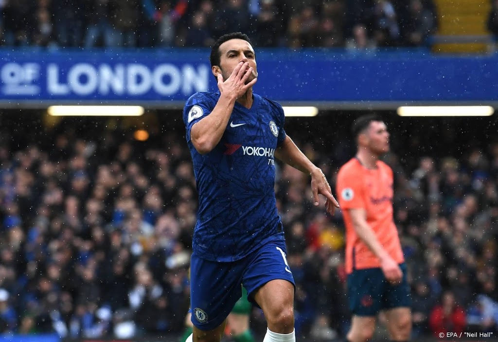 Pedro neemt afscheid van Chelsea met ontwrichte schouder