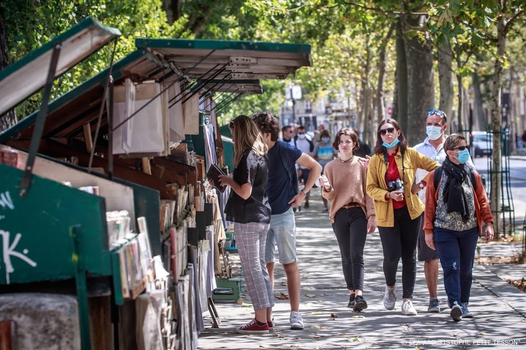 Parijs wil mondkapje ook in winkelstraat en wachtrij verplichten