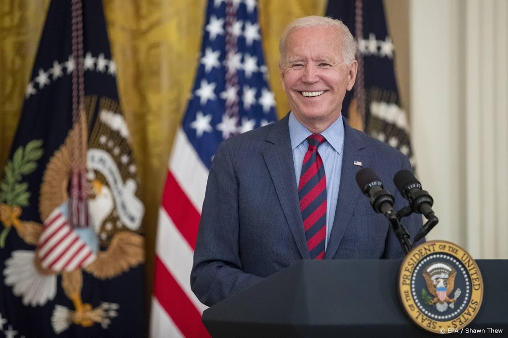 Biden maant leiders Florida en Texas Covid-richtlijnen te volgen