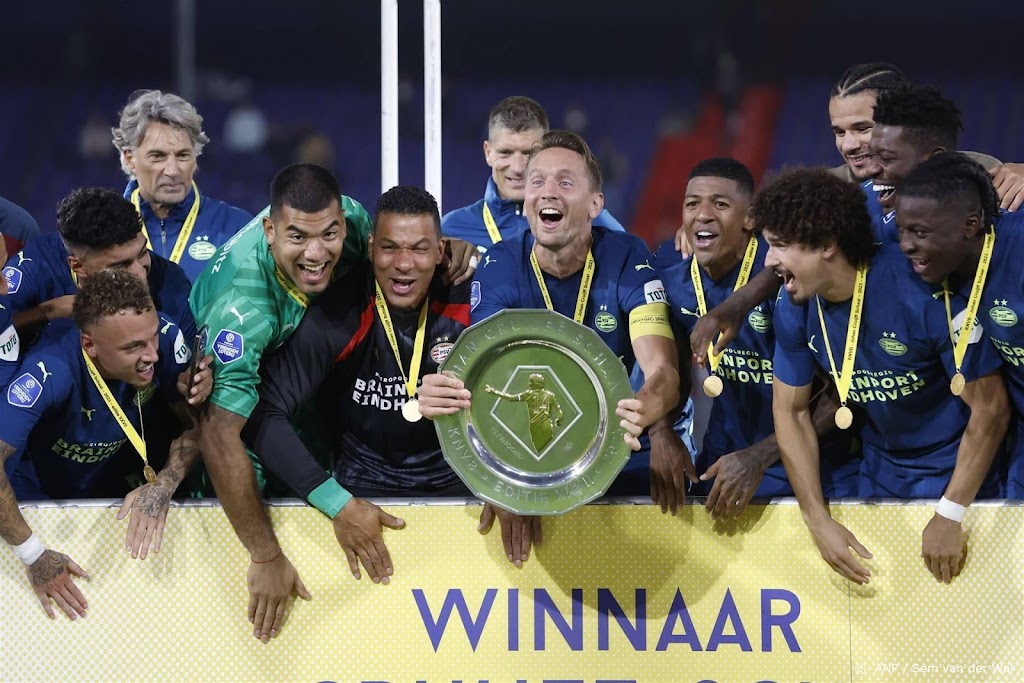 Aanvoerder De Jong van PSV wint Cruijff Schaal voor zesde keer