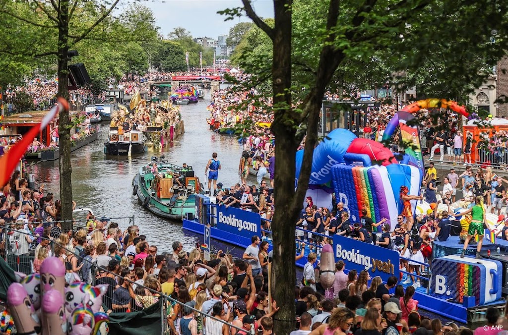 Al 73 ton afval opgeruimd in Amsterdam na Canal Parade, veel glas