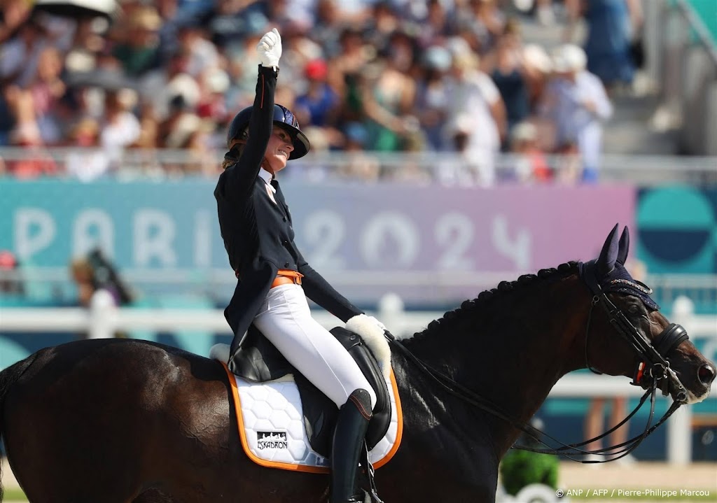 Dressuuramazones genieten van oranje tribunes in Versailles