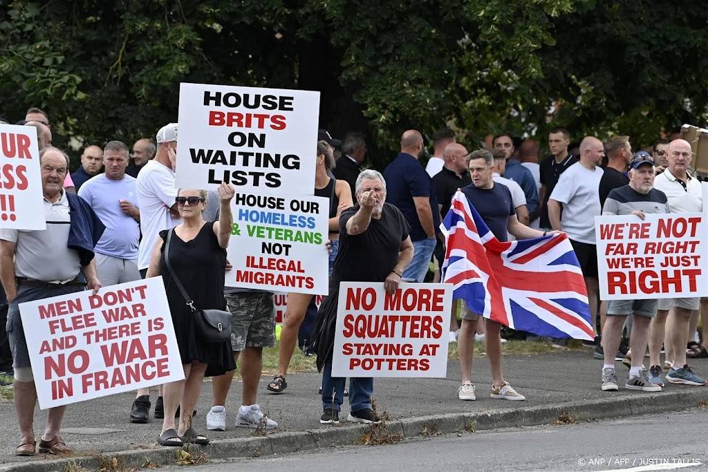 Weer onrust in VK: betogers belagen hotel in Rotherham