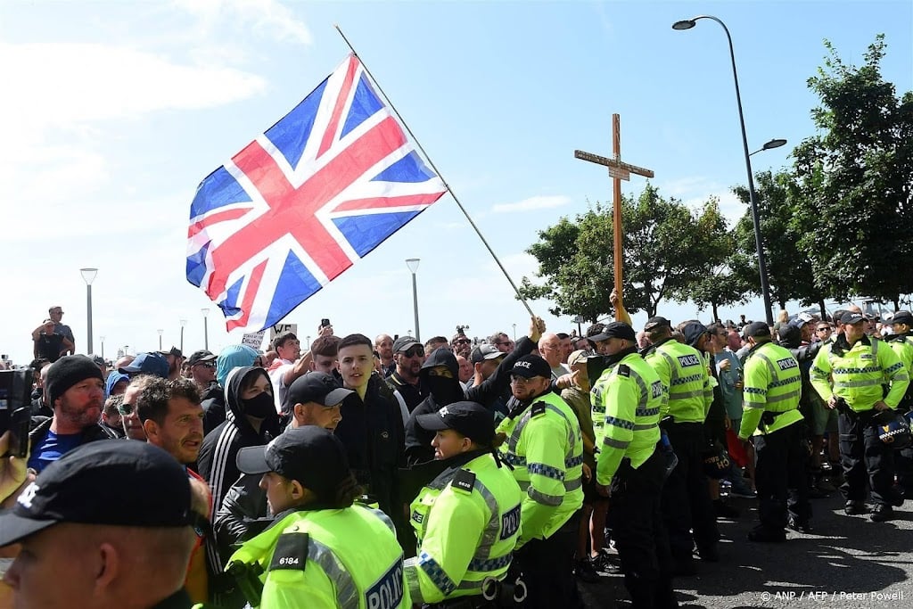 Betogers en tegendemonstranten botsen in Bolton