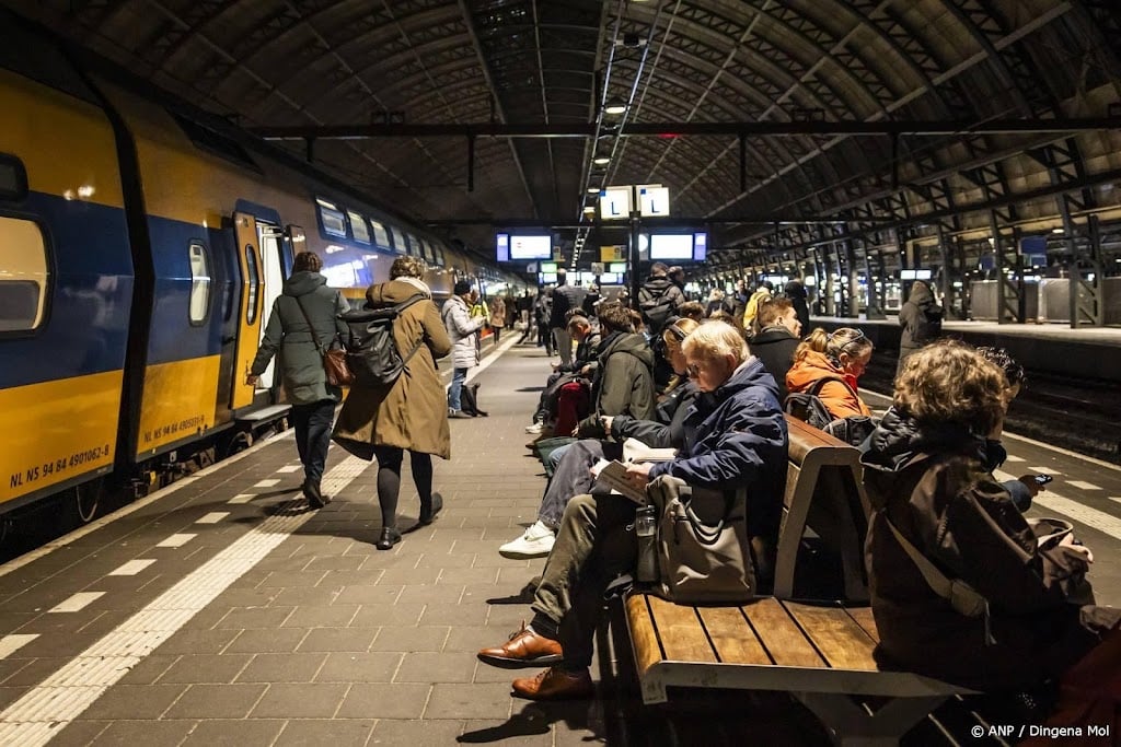 Geen intercity's Amsterdam CS-Schiphol door kapotte bovenleiding