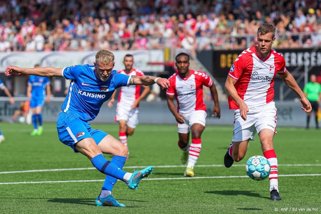 AZ wint door treffers in eerste helft van FC Emmen