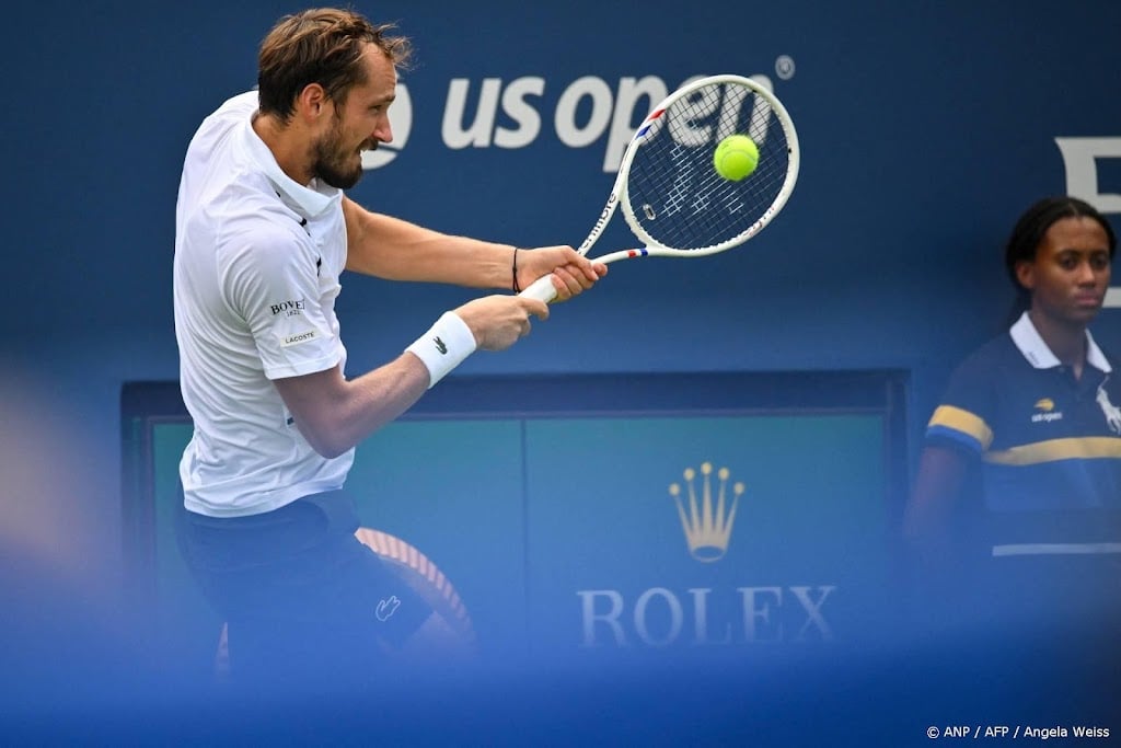 Voormalig winnaar Medvedev bij laatste zestien op US Open