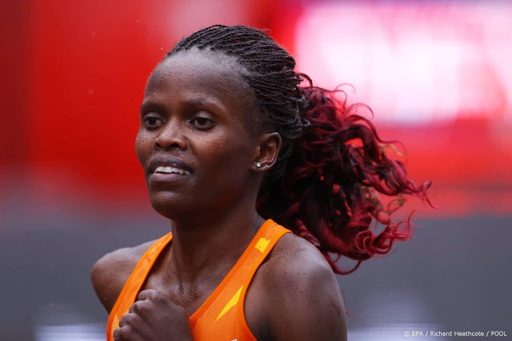 Atlete Kosgei oppermachtig in natte corona-marathon van Londen   