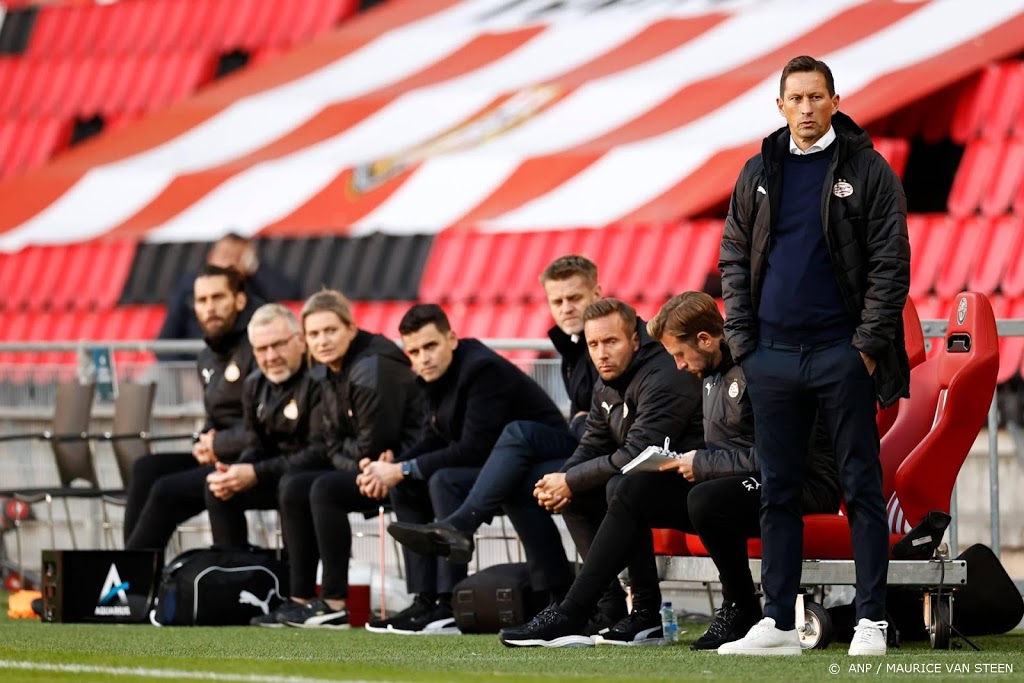 PSV-coach Schmidt complimenteert spelers na moeizame zege